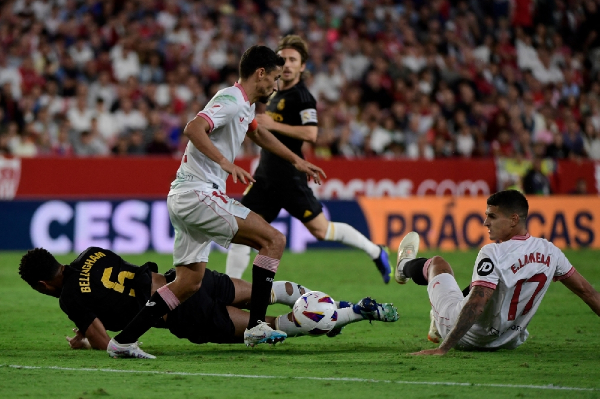 El Sevilla, de la mano de Ramos, empata con el líder Real Madrid, mientras el Atlético sube al segundo puesto