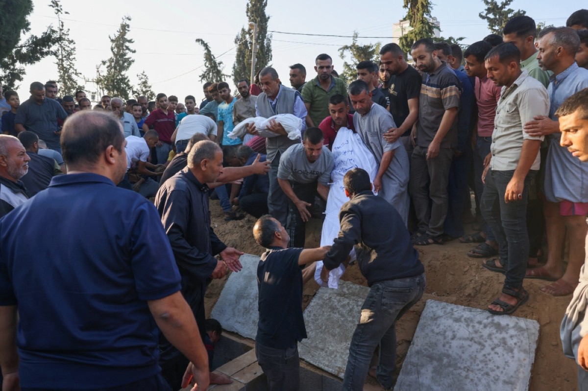 Gazans bury their dead in orchards and football fields | kuwaittimes