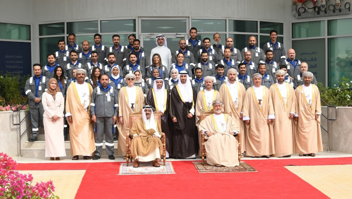 AL-DUQM: His Highness the Amir Sheikh Mishal Al-Ahmad Al-Jaber Al-Sabah and His Majesty Sultan Haitham bin Tareq of Oman take a group photo with top officials during the inauguration of Al-Duqm Refinery and Petrochemical Industries in the State of Al-Duqm, Oman. 
