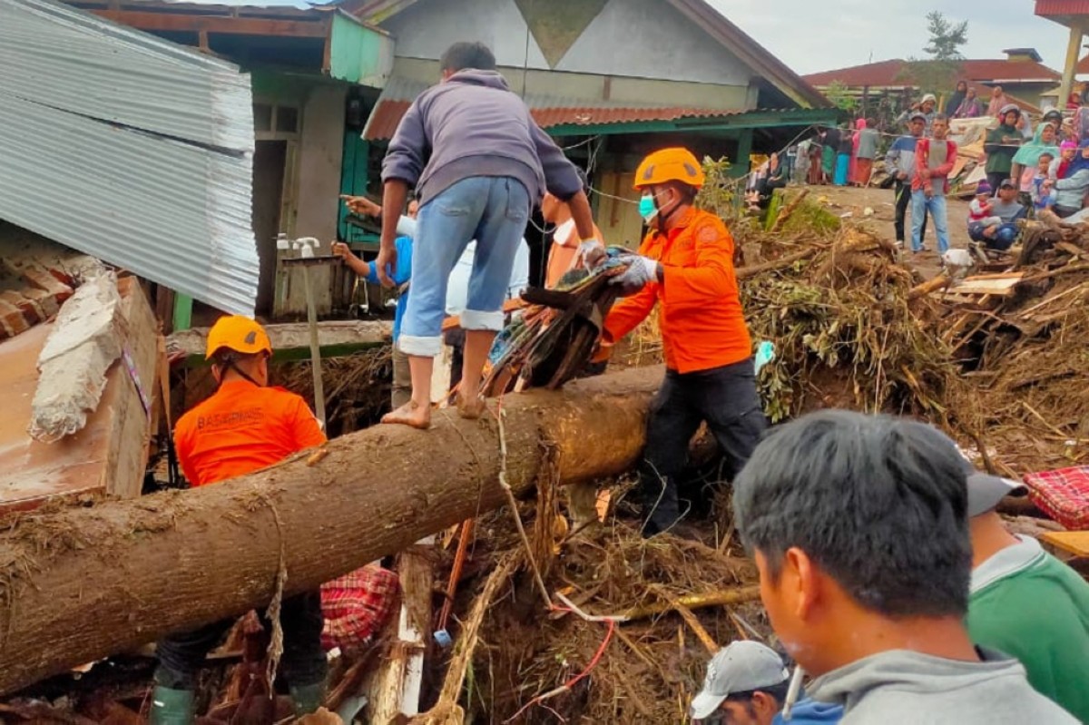 Indonesian flood death toll rises to 44 with 15 missing