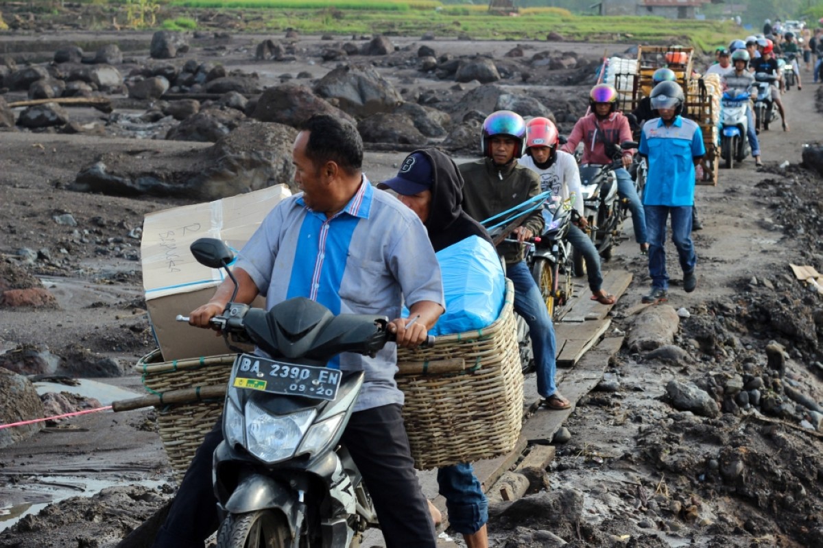 Indonesia floods kill 67 as rescuers race to find missing