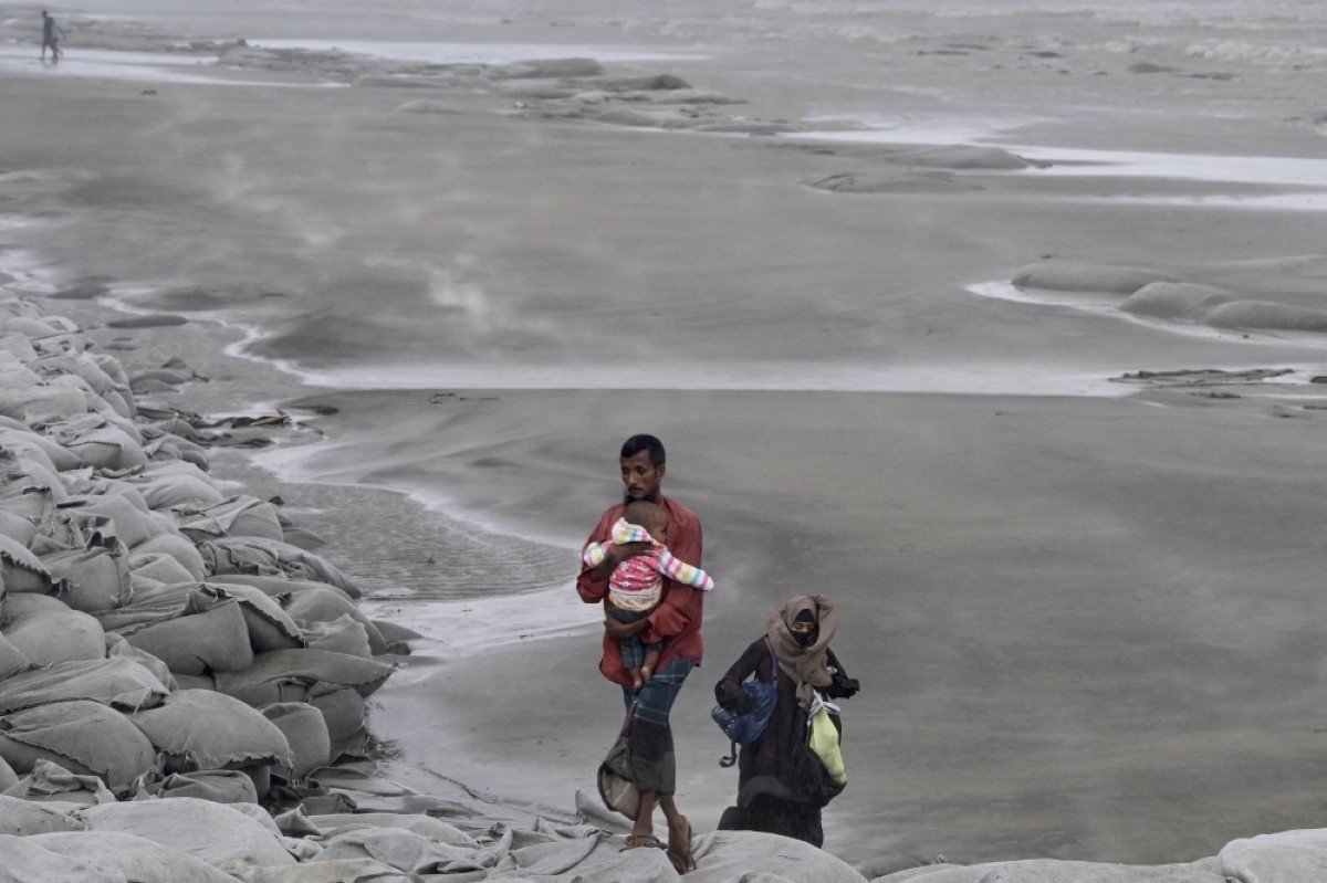 16 dead after cyclone batters India, Bangladesh