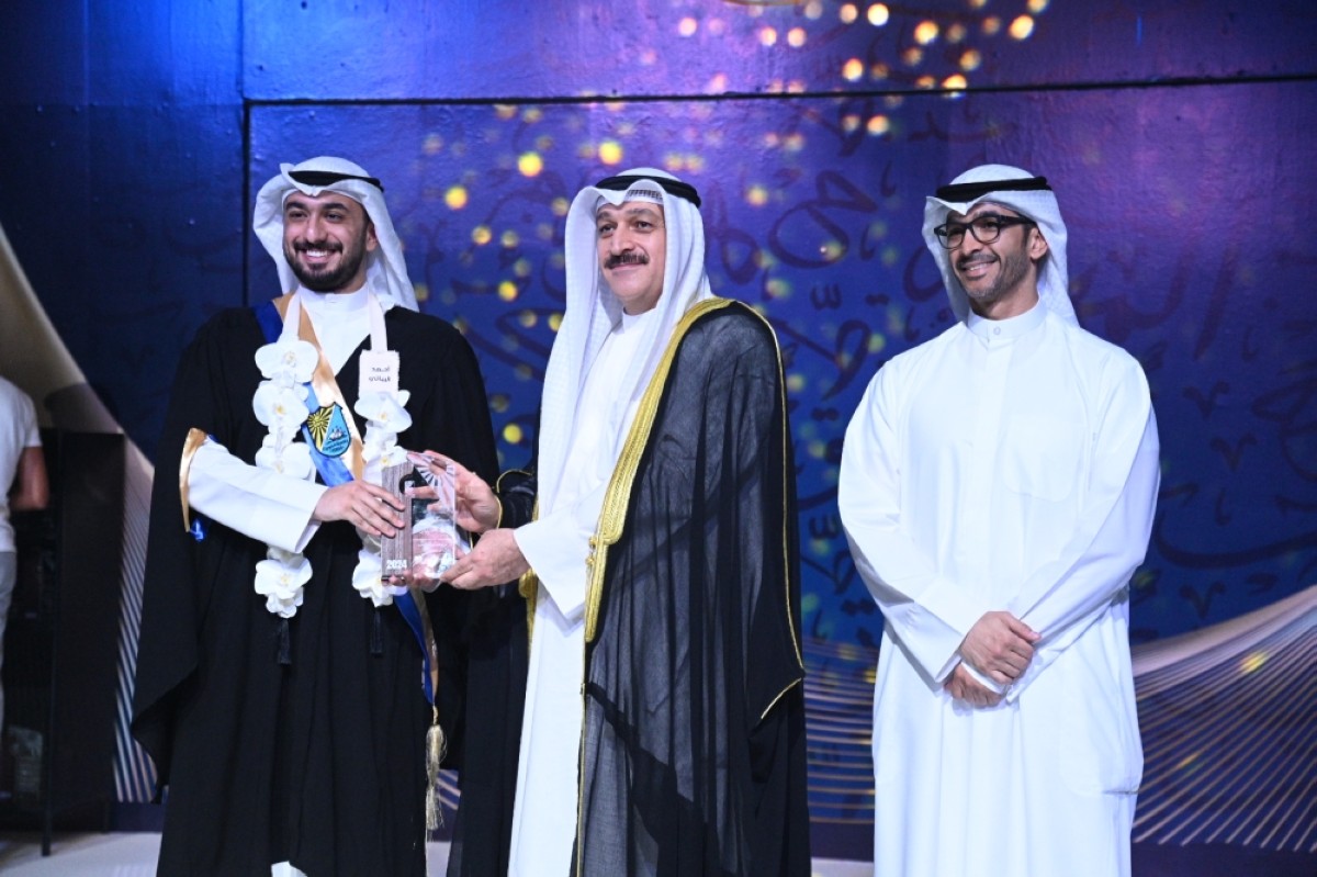 Minister of Health Ahmad Al-Awadhi honors one of the graduates.