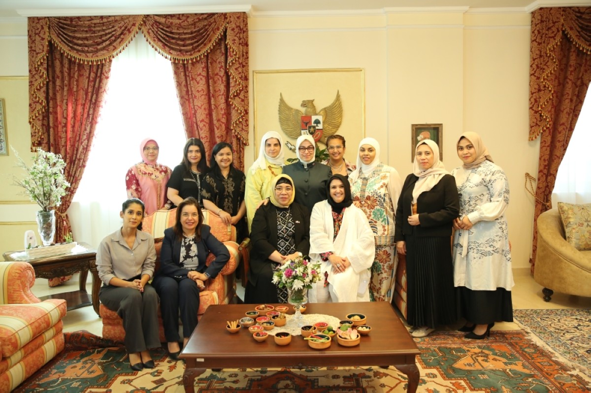 Indonesian Ambassador Lena Maryana poses for a group photo with diplomats and officials. 