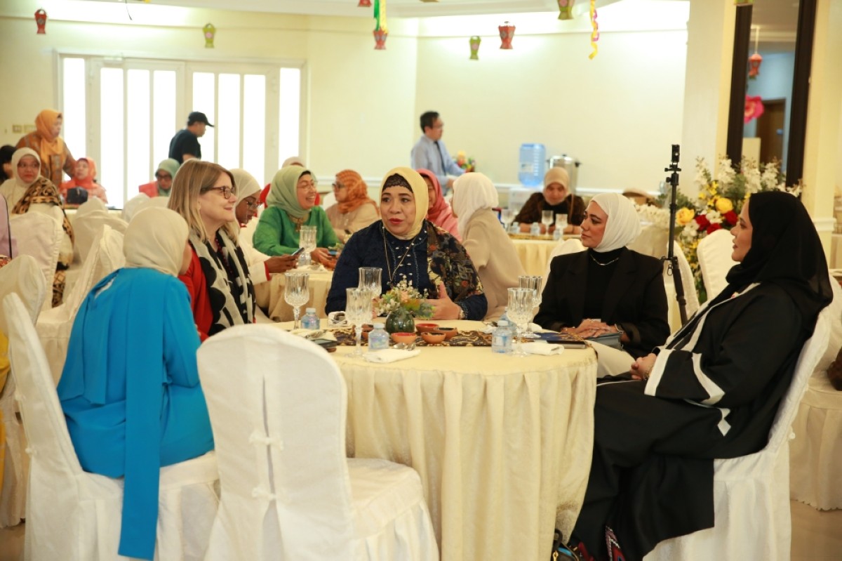KUWAIT: The Indonesian Ambassador to Kuwait Lina Marianna (center) sits at the table with her guests. 