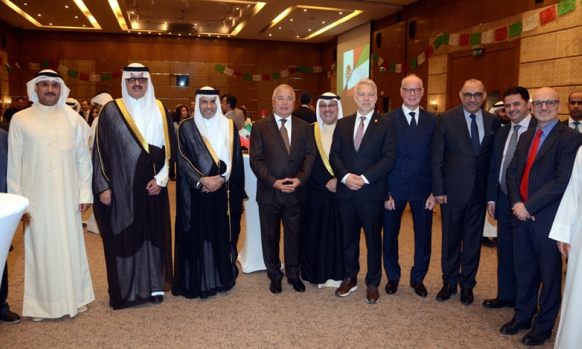 Officials and ambassadorstake a group photo. 