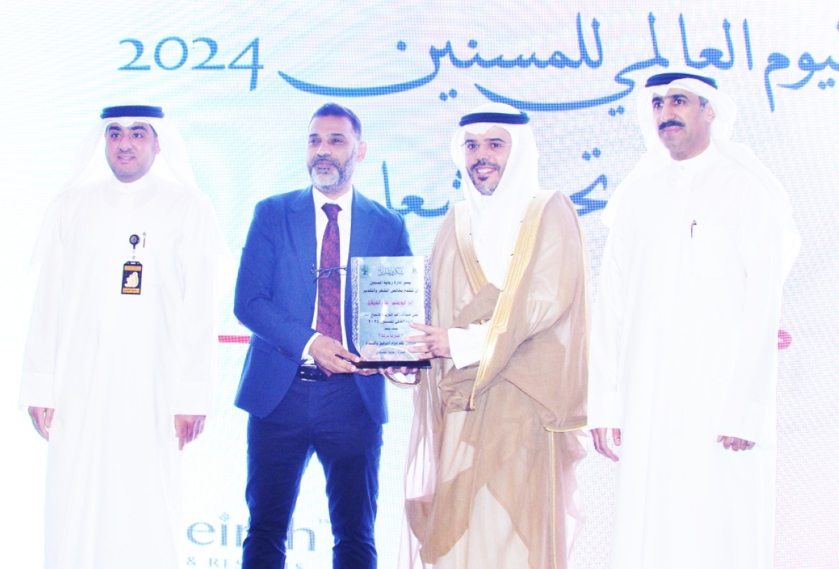 
Dr Ali Alqattan is awarded during the International Day of elderly people. 