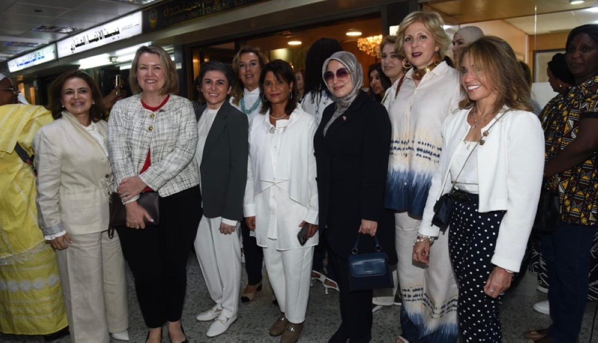 IDCK delegation poses for a picture with brokers Sabeeka Al-Bahr and Jihan Marafi.