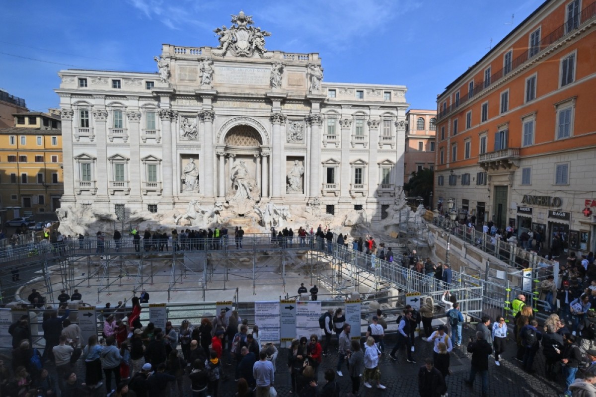 Rome’s Trevi Fountain unveils tourist catwalk during cleaning | Kuwait Times Newspaper