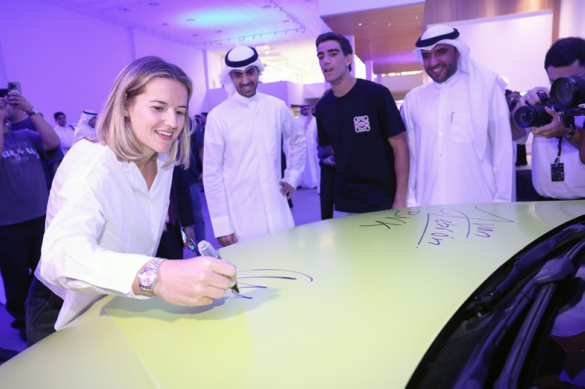 Padel champion Ari Sanchez signs a Volvo car.