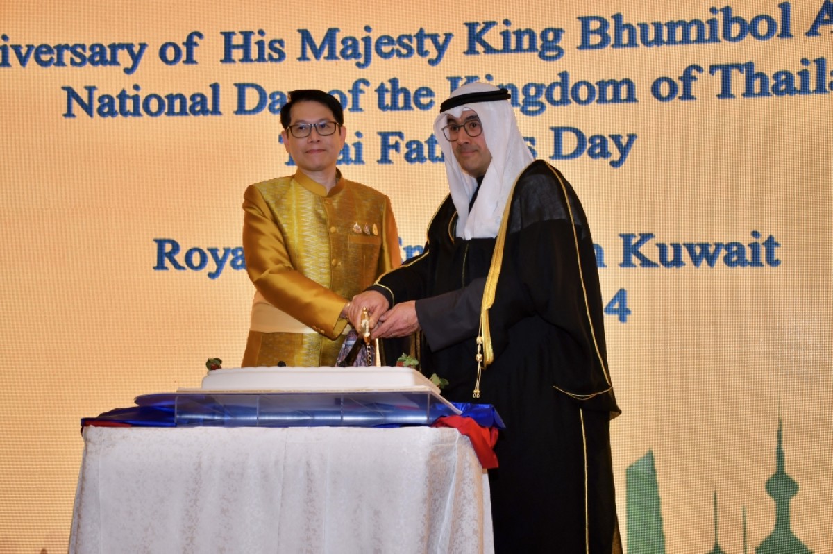 KUWAIT: Ekapol Poolpipat cuts the cake alongside Ambassador Sadiq Marafi, Assistant Foreign Minister for Europe Affairs. — Photos by Yasser Al-Zayyat