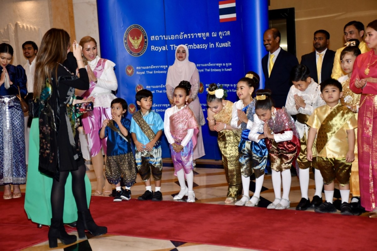 Thai children welcome guests at the event.