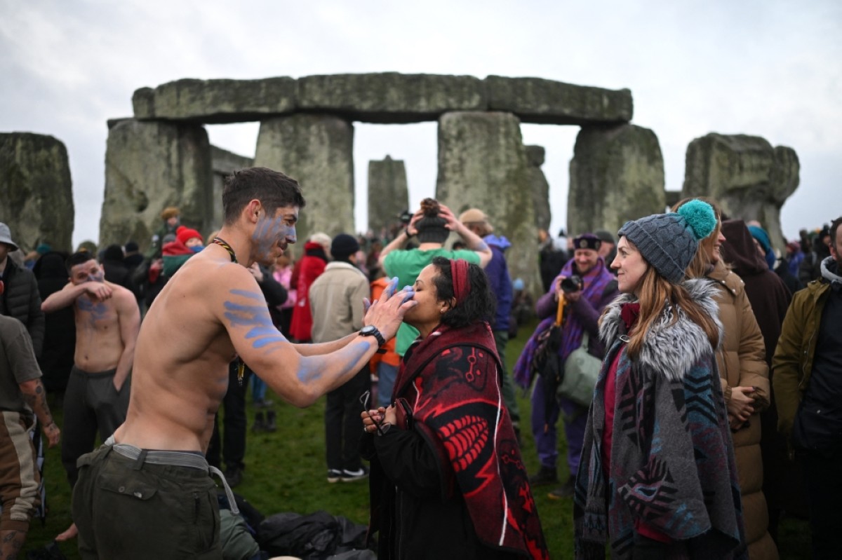 Thousands greet the sun at Stonehenge solstice celebration