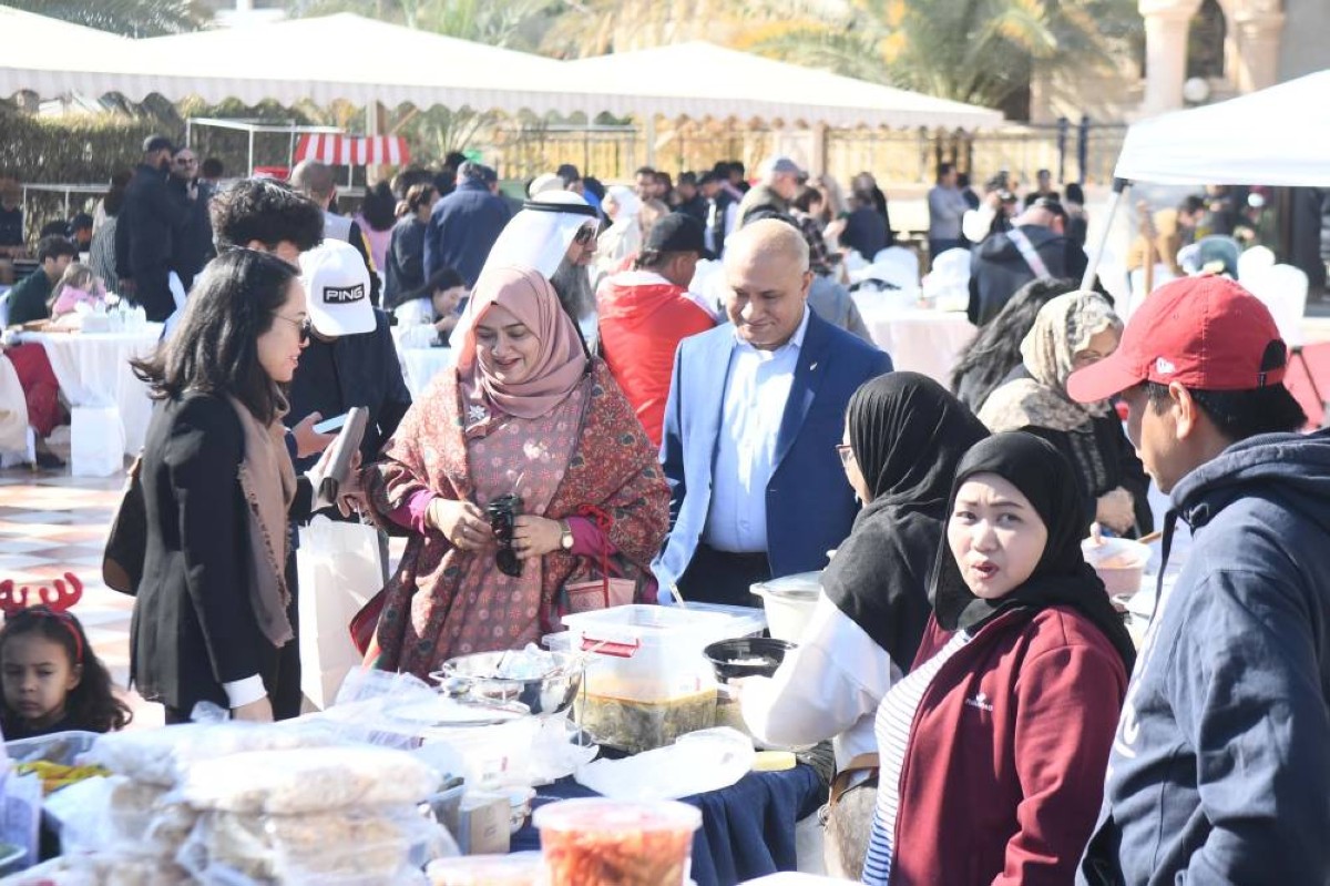 People purchasing from the Indonesian winter market 