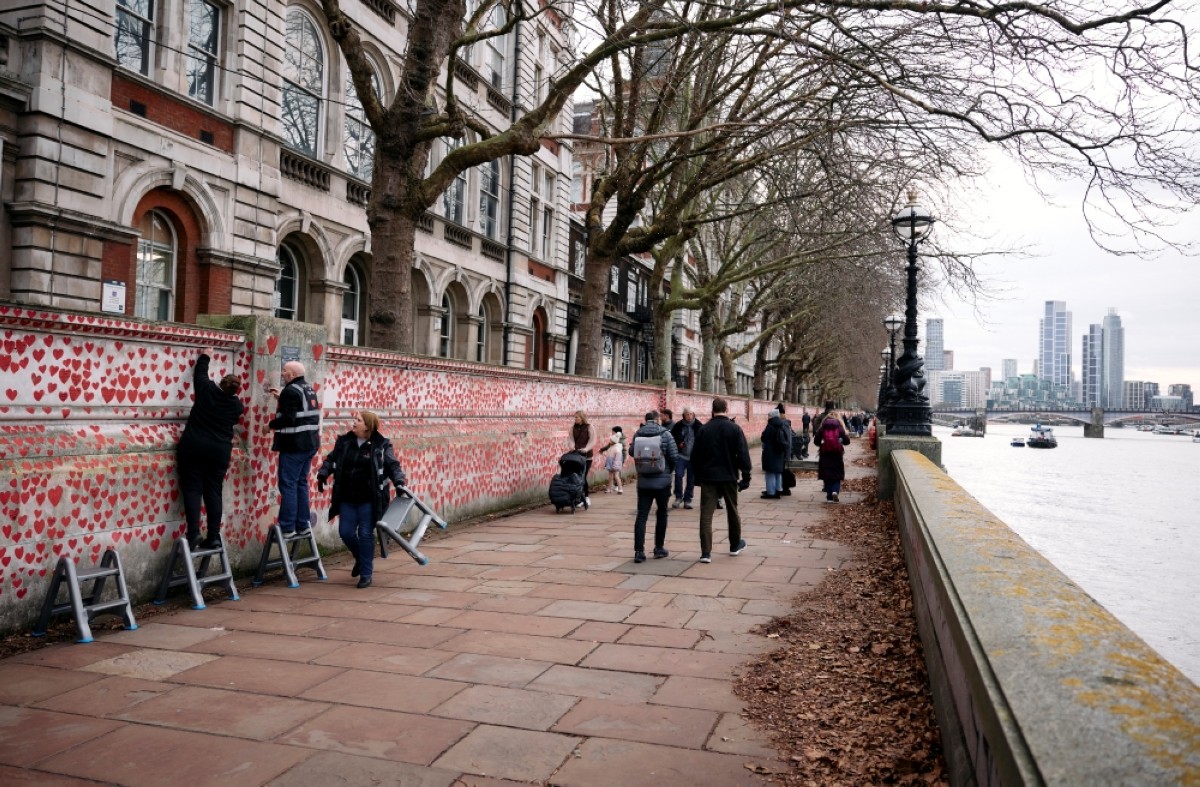 London wall illuminates COVID's enduring pain at Christmas