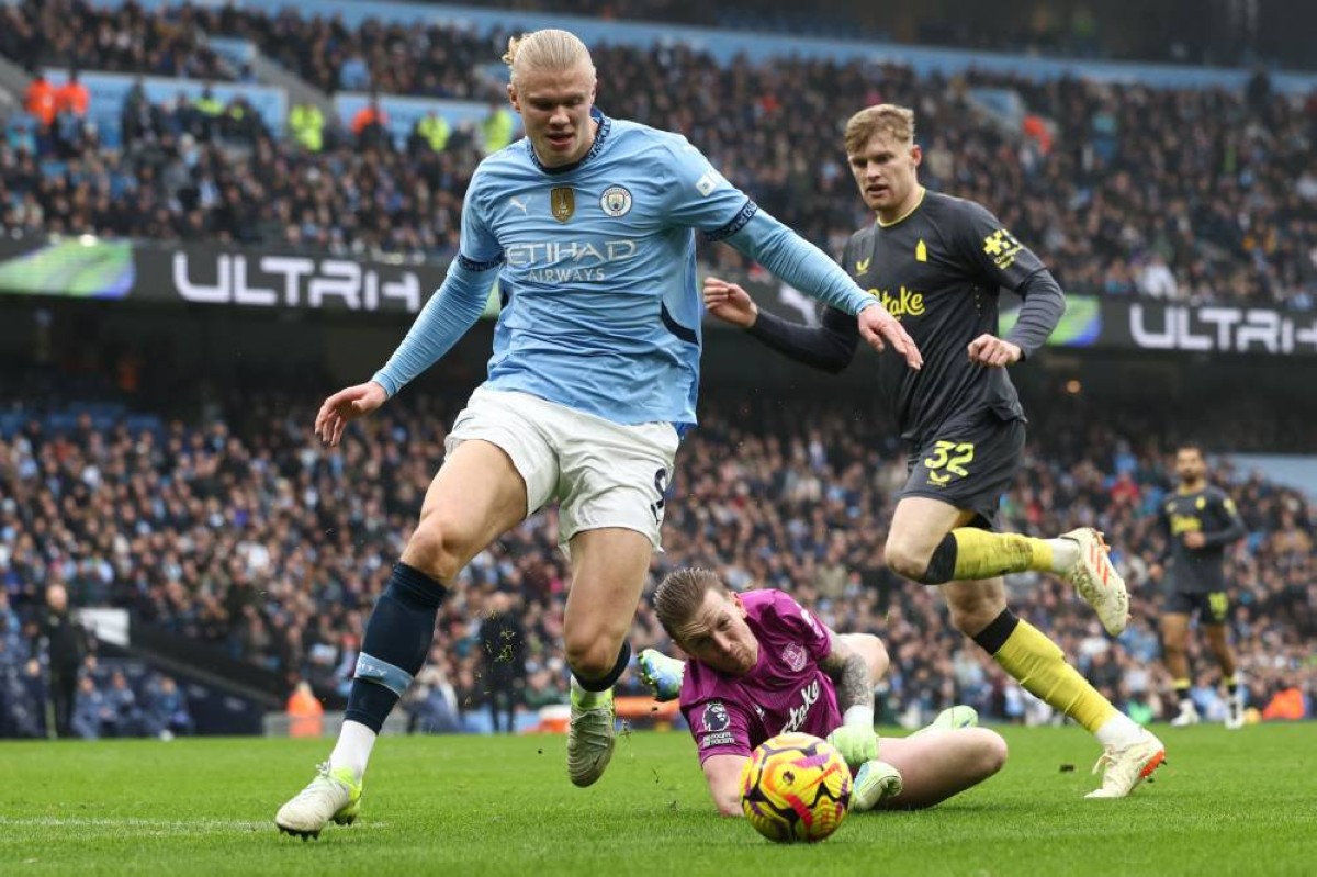 Troubled Manchester City held by lowly Everton