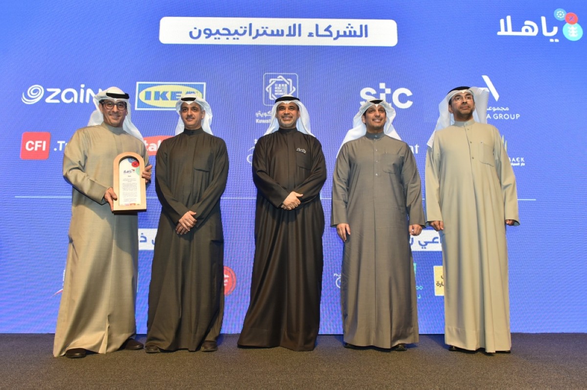 
KUWAIT: Minister Abdulrahman Al-Mutairi recognizes Nawaf Al-Gharabally for Zain’s partnership.
