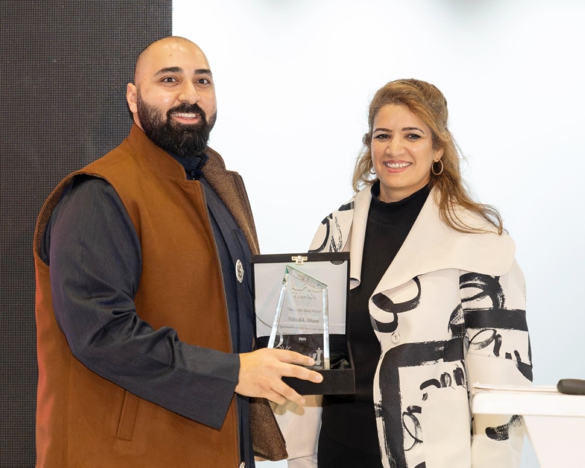 Dr Jawaher Al-Bader presents Dr Fahad Dhawi with an award for his participation in the conference. 