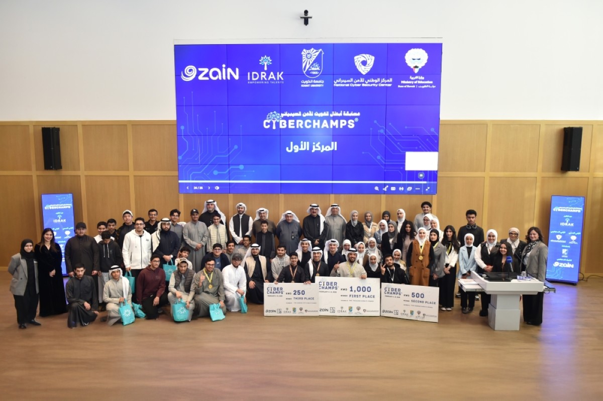 Minister of Education Sayed Jalal Al-Tabtabaei and Zain Kuwait’s Chief Corporate Affairs and Relations Officer, Waleed Al-Khashti with the organizers and winning students.