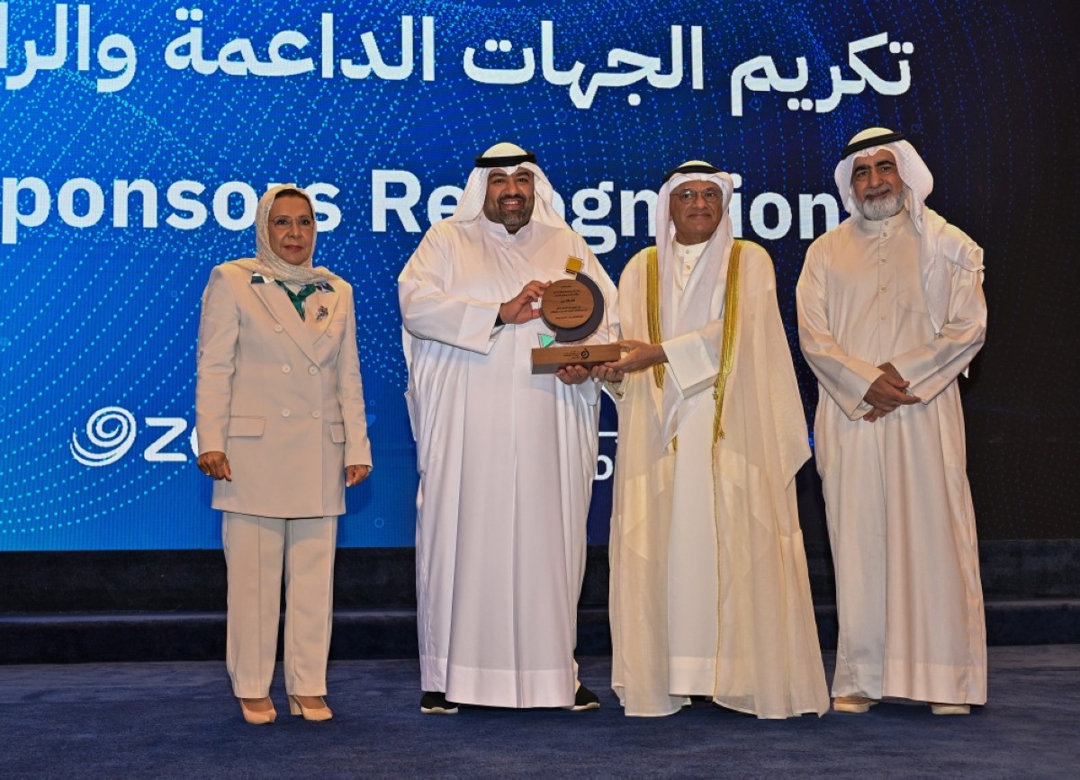 Dr. Nader Al-Jallal honors Hamad Al-Marzouq for Zain’s support, in the presence of Dr. Moudhi Al-Humoud and Dr. Adel Al-Husainan