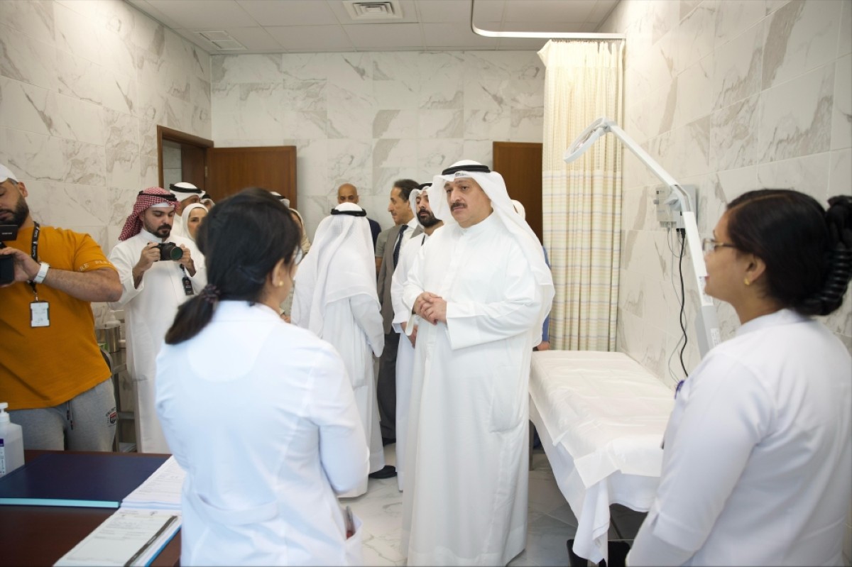 Minister of Health Dr Ahmad Al-Awadhi inspects the specialized clinics at the center.- KUNA photos