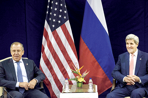 Russia's Foreign Minister Sergey Lavrov (L) and US Secretary of State John Kerry look on before a bilateral meeting in Kuala Lumpur on August 5, 2015 . AFP PHOTO / POOL / BRENDAN SMIALOWSKI