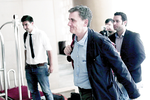 Greek Finance Minister Euclid Tsakalotos arrives for a meeting with representatives of the International Monetary Fund at a hotel in Athens, August 9, 2015. Greece and its creditors resumed talks in Athens on August 9, 2015 with both sides indicating that the terms of a third bailout will be finalised in short order. AFP PHOTO / ANGELOS TZORTZINIS