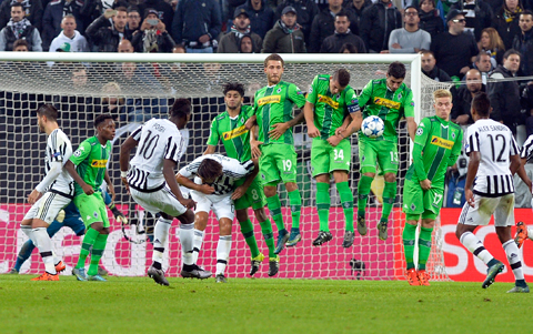 Juventus’ Paul Pogba (third from left) kicks the ball against the wall during the Champions League, Group D soccer match against Borussia Moenchengladbach . –AP
