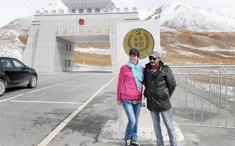 A Chinese woman (left) poses for a photograph with a Pakistani man at the Pakistan-China Khunjerab Pass, the world’s highest paved border crossing at 4,600 meters above sea level. —AFP