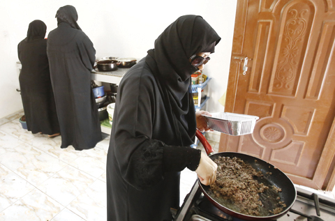 KHARTOUM: Syrian women cook at the Eve Kitchen (Hawa in Arabic) on Nov 25, 2015 as part of a project to support Syrians who have taken refuge in the Sudanese capital since 2011. —AFP