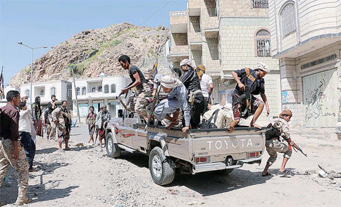 TAEZ: Tribal fighters prepare to take their positions on a street during fighting with Shiite rebels known as Houthis in Taez, Yemen. —AP