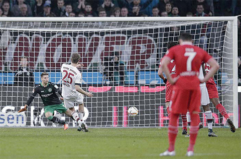 Bayern’s Thomas Mueller scores the opening goal by penalty during the German Bundesliga soccer match between Hannover 96 and FC Bayern Munich in Hannover, Germany, yesteday. —AP