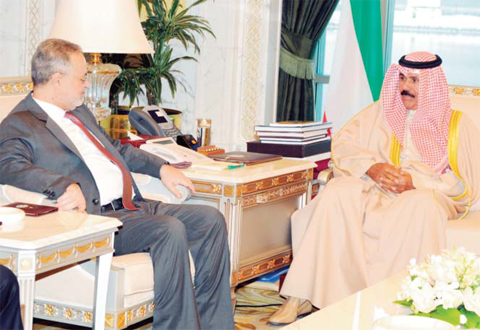 KUWAIT: His Highness the Deputy Amir and Crown Prince Sheikh Nawaf Al-Ahmad Al-Jaber Al-Sabah meets Deputy Prime Minister and Foreign Minister of Yemen Abdul-Malik Abdul Jalil Al-Mekhlafi. — KUNA