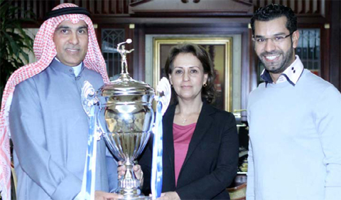 KUWAIT: Chairperson of KAC Rasha Abdelaziz Al-Roumi holding the trophy with Kuwait Airways squash team.