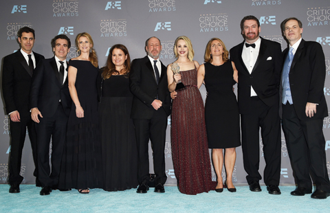 (From left) Screenwriter Josh Singer, actor Brian d’Arcy James, producers Blye Pagon Faust, Nicole Rocklin and Steve Golin, actress Rachel McAdams, journalist Sacha Pfeiffer, guest and Executive Producer Tom Ortenberg, winners of Best Picture Award for “Spotlight” pose in the press room during the 21st Annual Critics’ Choice Awards at Barker Hangar. —AFP