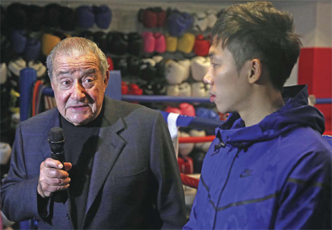 HONG KONG: Bob Arum (L), promoter to Hong Kong boxer Rex Tso (R), attends a press conference at Def Gym in the Sheung Wan district of Hong Kong yesterday. Veteran boxing promoter Bob Arum believes Filipino legend Manny Pacquiao may reconsider retirement after his final fight against Timothy Bradley, and declared yesterday he would “love” to see a Mayweather-Pacquiao rematch. — AFP