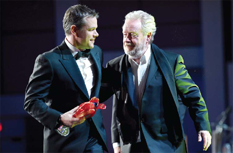 Ridley Scott, right, presents the Chairman’s award to Matt Damon at the 27th annual Palm Springs International Film Festival Awards Gala on Saturday in Palm Springs, Calif. — AP/AFP photos