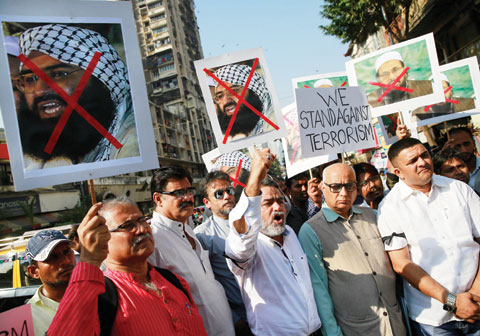 rMUMBAI: Indian protestors shout slogans holding placards with pictures of Pakistani Mujahiddeen leader Masood Azhar, left and Jama’at-ud-Da’wah chief Hafiz Muhammad Saeed, right, as they condemn the attack on the Pathankot air force base. — AP