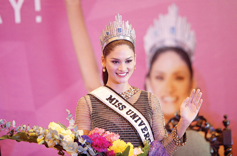 MANILA: Miss Universe Pia Alonzo Wurtzbach of the Philippines waves during her homecoming press conference at a hotel in Manila yesterday. —AFP