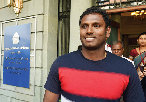 COLOMBO: Sri Lanka cricket skipper Angelo Mathews leaves the police Financial Crimes Investigation Division (FCID) building in Colombo yesterday. —AFP
