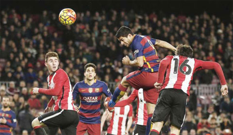 BARCELONA: FC Barcelona’s Luis Suarez (second right) heads the ball to score against Athletic Bilbao during a Spanish La Liga soccer match at the Camp Nou stadium in Barcelona on Sunday, Jan 17, 2016. — AP