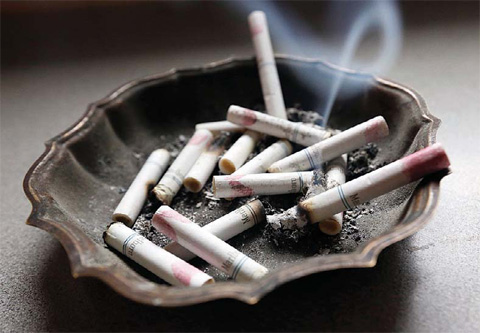 ALABAMA: In this Saturday, March 2, 2013, photo, a cigarette burns in an ashtray at a home in Hayneville. A government study released yesterday shows that even though fewer US teens are smoking, exposure to secondhand smoke remains a big problem. —AP