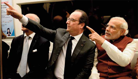 GURGAON: French President Francois Hollande (left) and Indian Prime Minister Narendra Modi travel by tube to Gurgaon to attend the launch of the ‘Alliance solaire Internationale’ yesterday. — AFP
