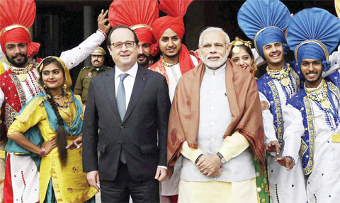 CHANDIGARH: French President Francois Hollande (center left) and Indian Prime Minister Narendra Modi (center right) pose for a group photo with Indian folk dancers at the government museum and art gallery in Chandigarh yesterday.—AP