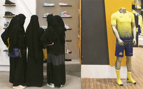 RIYADH: Saudi women shop at a mall in Riyadh, Saudi Arabia. Saudi Arabia is racing to attract more investment and overhaul its economy as low oil prices expose it to urgent domestic challenges. —- AP