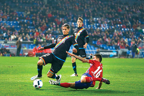 Atletico Madrid's Angel Correa, right, vies for the ball with Rayo Vallecano's Ze Castro during the Copa del Rey second leg soccer match between Atletico Madrid and Rayo Vallecano at the Vicente Calderon stadium, in madrid, Thursday, Jan. 14, 2016. Atletico Madrid won 4-1 on aggregate and moved to the next round. (AP Photo/Francisco Seco)