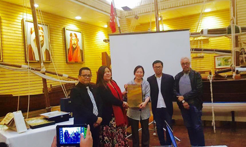 KUWAIT: Philippine Vice Consul to Kuwait Attorney Shiena Tesorero (center) receives the ‘Media Transparency Award’ given to her by Filipino journalists in Kuwait.
