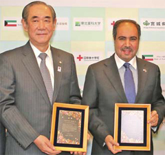 Kuwaiti Ambassador to Japan Abdulrahman Al-Otaibi (right) is pictured with Japanese Red Cross Society VP Yoshiharu Otsuka.