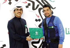 KFH offers the cheque of sponsorship to Al-Mudhaf