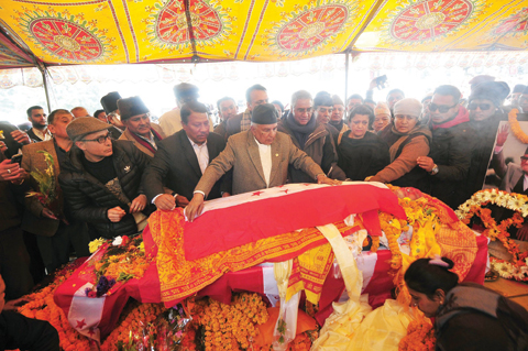 KATHMANDU: Prakash Man Singh (centre left), former deputy prime minister and minister of local development, vice president of the Nepali Congress Party Ram Chandra Poudel (center), former deputy prime minister Sher Bahadur Deuba (centre right), and Foreign Minister Sujata Koirala (4th right) pay final tributes next to the body of late Nepali Congress Party president Sushil Koirala in Kathmandu yesterday. —AFP